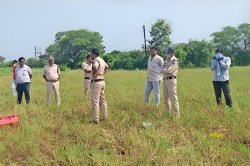 लड़के को झाड़ियों में ले गए 3 युवक, गलत काम करने का किया प्रयास; VIDEO वायरल
करने की दी धमकी - image