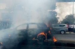 Burning Car : चलती कार में अचानक लगी आग, हैंड ब्रेक लगाने के बाद भी बेकाबू,
आखिरकार कहां रुकी कार ? - image