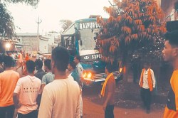 CG Bus Accident: 50 यात्रियों से भरी बस पेड़ से टकराई बाइक सवारों को बचाने के
चक्कर में हुआ हादसा - image