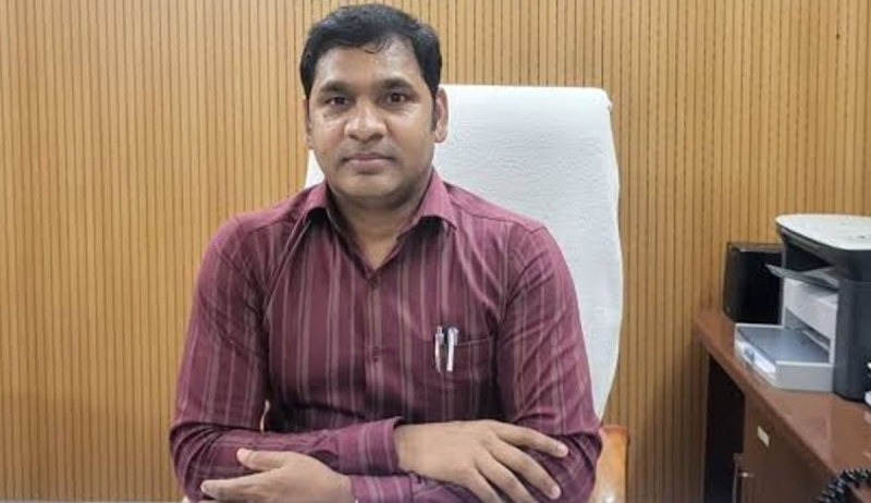 Umaria District Panchayat CEO Abhay Singh Oharia sent 4 employees directly to jail