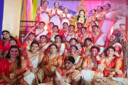 CG Navratri: पहली बार दशहरा पर विदा नहीं होंगी मां दुर्गा और न बंगाली महिलाएं
खेलेंगी सिंदूर होली, जानें वजह - image