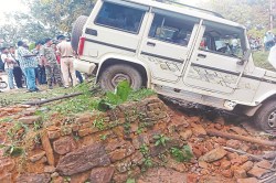 CG Road Accident: बोलेरो और बाइक की टक्कर, स्कूटी सवार भी आया चपेट में, एक युवक
की मौत - image