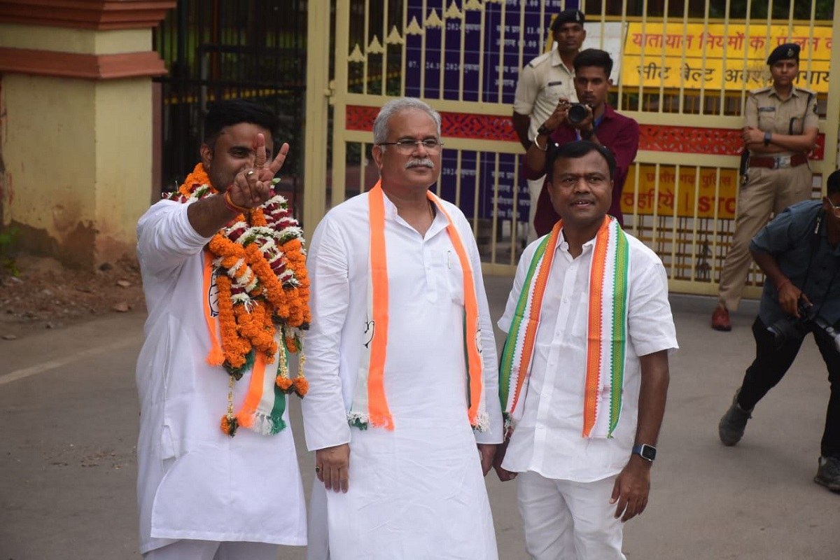 CG Politics: रायपुर दक्षिण कांग्रेस प्रत्याशी आकाश शर्मा ने भरा नामांकन, पूर्व सीएम रहे मौजूद, देखें तस्वीरें