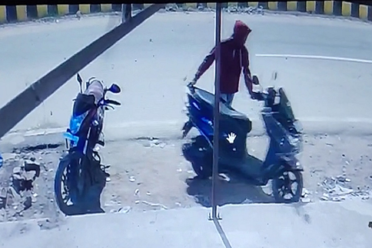 CG Video: दिनदहाड़े स्कूटी की चोरी, CCTV कैमरे में कैद चोर की हरकत