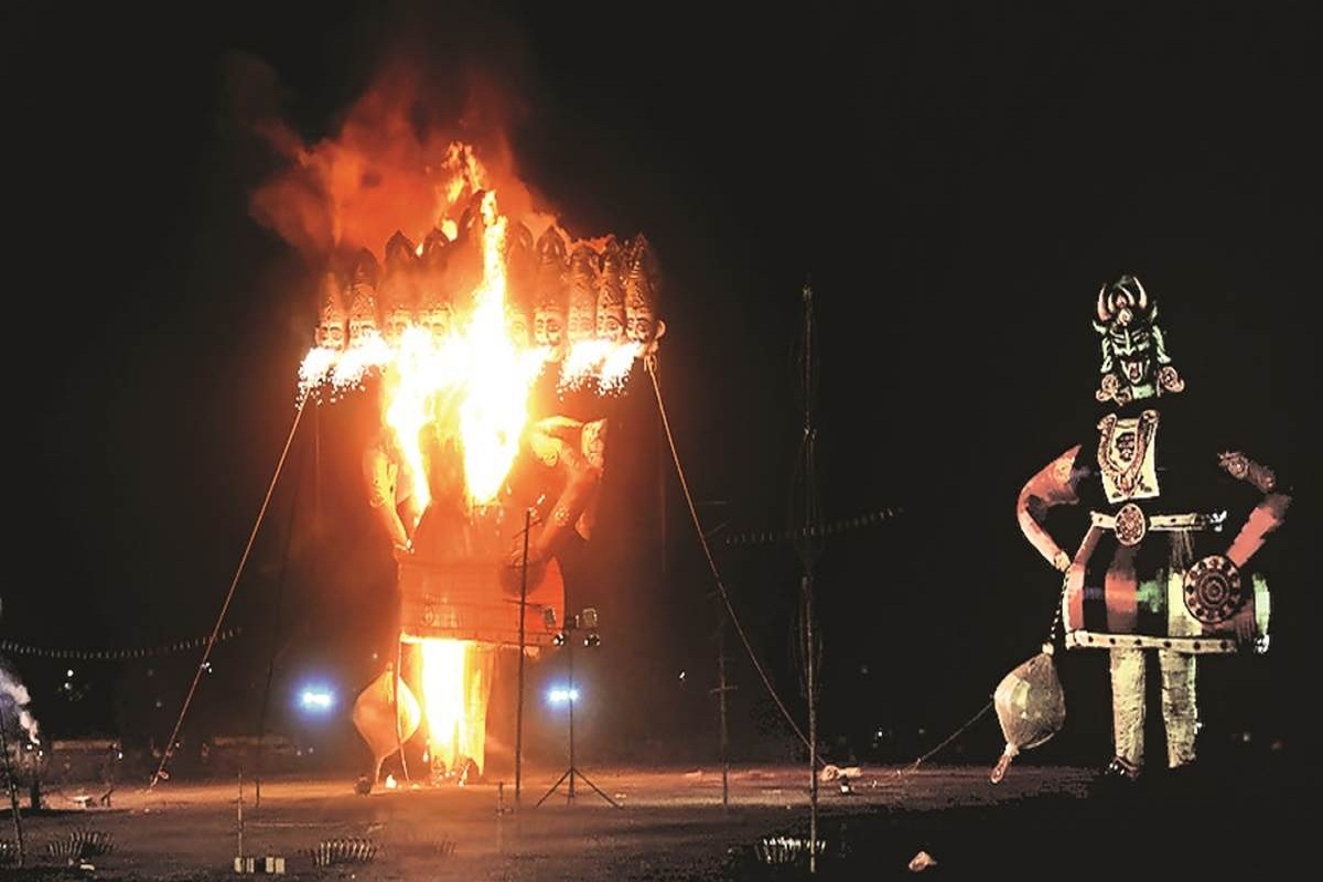 Ravan Dahan 2024: धु-धु कर जला रावण का पुतला! WRS कॉलोनी में 101 फीट तो रावणभाठा में 60 फीट ऊंचे रावण का दहन
