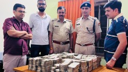 कार में मिले 1.96 करोड़ नकद व चार करोड़ के चेक, नाकेबंदी के दौरान पुलिस ने रोकी
थी कार - image