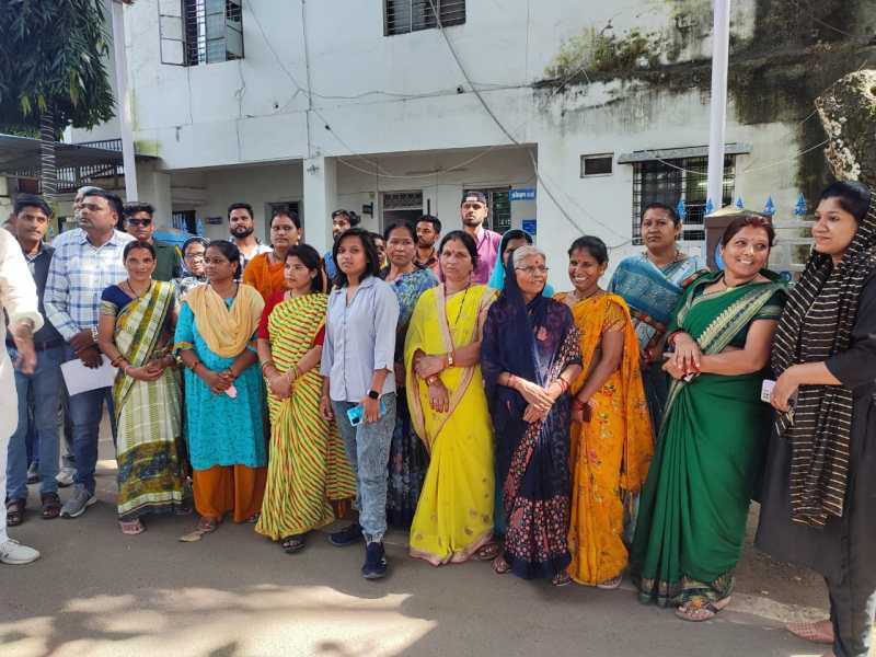 सडक़ किनारे 15 फीट का अतिक्रमण करने का लगाया आरोप