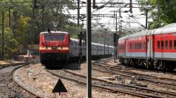 Diwali Special Trains: ट्रेनों में वेटिंग 150 से ज्यादा, एक्स्ट्रा कोच और तत्काल
के इंतजार में बैठे यात्री - image