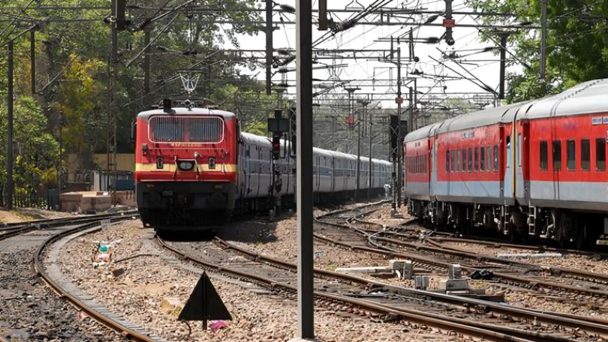 UP Festive Special Trains 2024: दिवाली-छठ पर रेलवे की बड़ी सौगात, चलाई 50 स्पेशल
ट्रेनें, यहां देखें पूरी लिस्ट