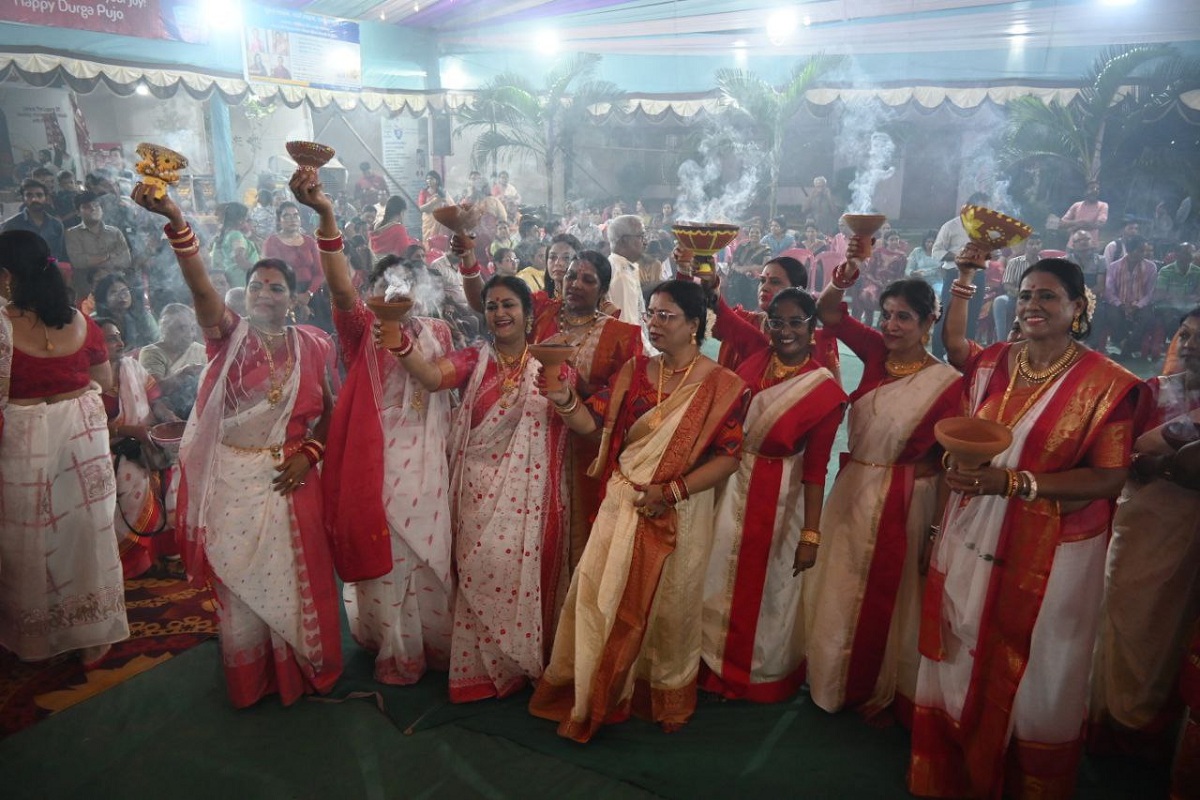 Durga Pooja 2024: रायपुर के कालीबाड़ी में दुर्गा पूजा झलक, देखें बंगाली परंपराओं की तस्वीरें…