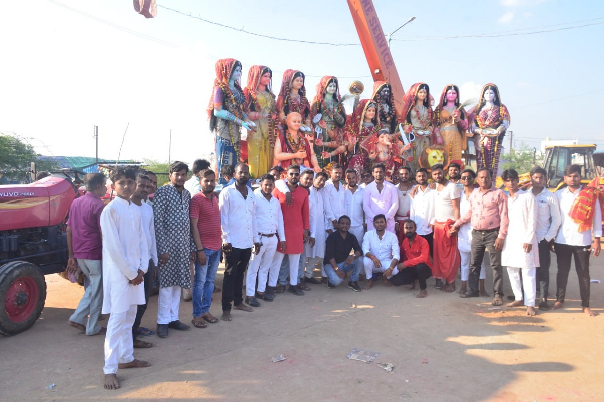 Durga Visarjan 2024: दो दिनों तक धूमधाम से चला माँ दुर्गा का विसर्जन, महादेव घाट में लगा भक्तों का मेला देखें तस्वीरें