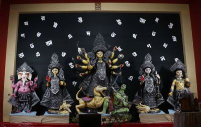 बंगाल में नम आंखों से देवी दुर्गा की मूर्तियों का विसर्जन, कार्निवल का भी होगा आयोजन