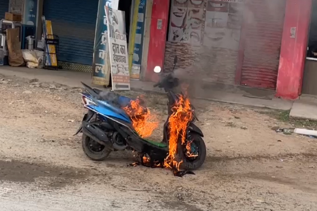 Fire in Scooty: इलेक्ट्रिक स्कूटी में लगी आग, देखें घटना का वायरल वीडियो