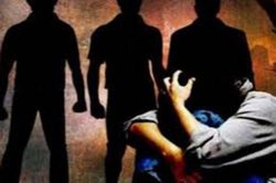 Gang Rape: 15 साल लड़की के साथ 4 दिनों तक गैंगरेप, ब्वॉयफ्रेंड ने मिलने बुलाया
फिर 2 दोस्तों संग किया रेप - image