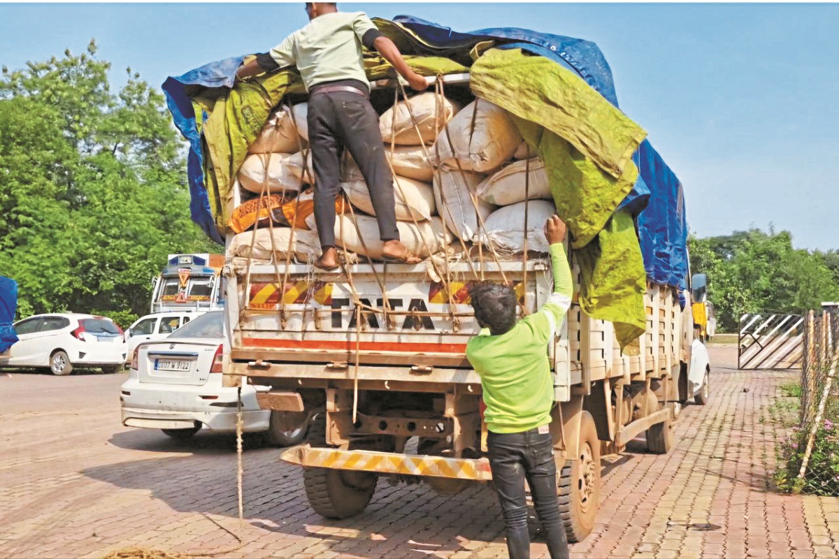 CG News: गुटखा की अवैध फैक्ट्री पकड़ाई, मुर्रा की आड़ में कर रहे थे सप्लाई, 10
लोग गिरफ्तार…