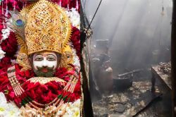 खाटू श्याम मंदिर में लगी भीषण आग, लाखों का सामान जलकर खाक, मचा हड़कंप - image