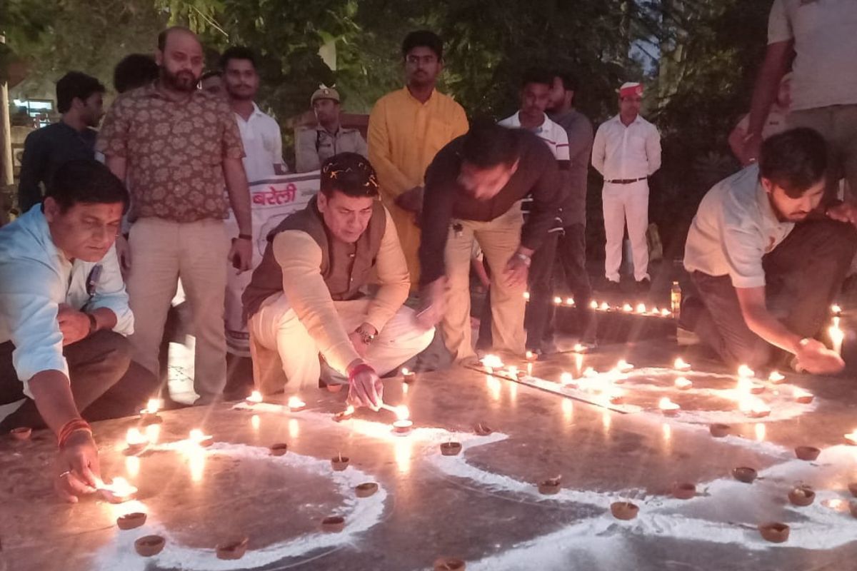 11,000 दीयों से रोशन हुआ गांधी उद्यान, रोशनी के बीच गूंजे ‘जय श्रीराम’ के नारे - image