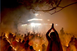 400 साल पुराने इस मंदिर में सीधी हो जाती है देवी की टेढ़ी गरदन, नवरात्रि में
मन्नत मांगने आते है हजारों भक्त - image