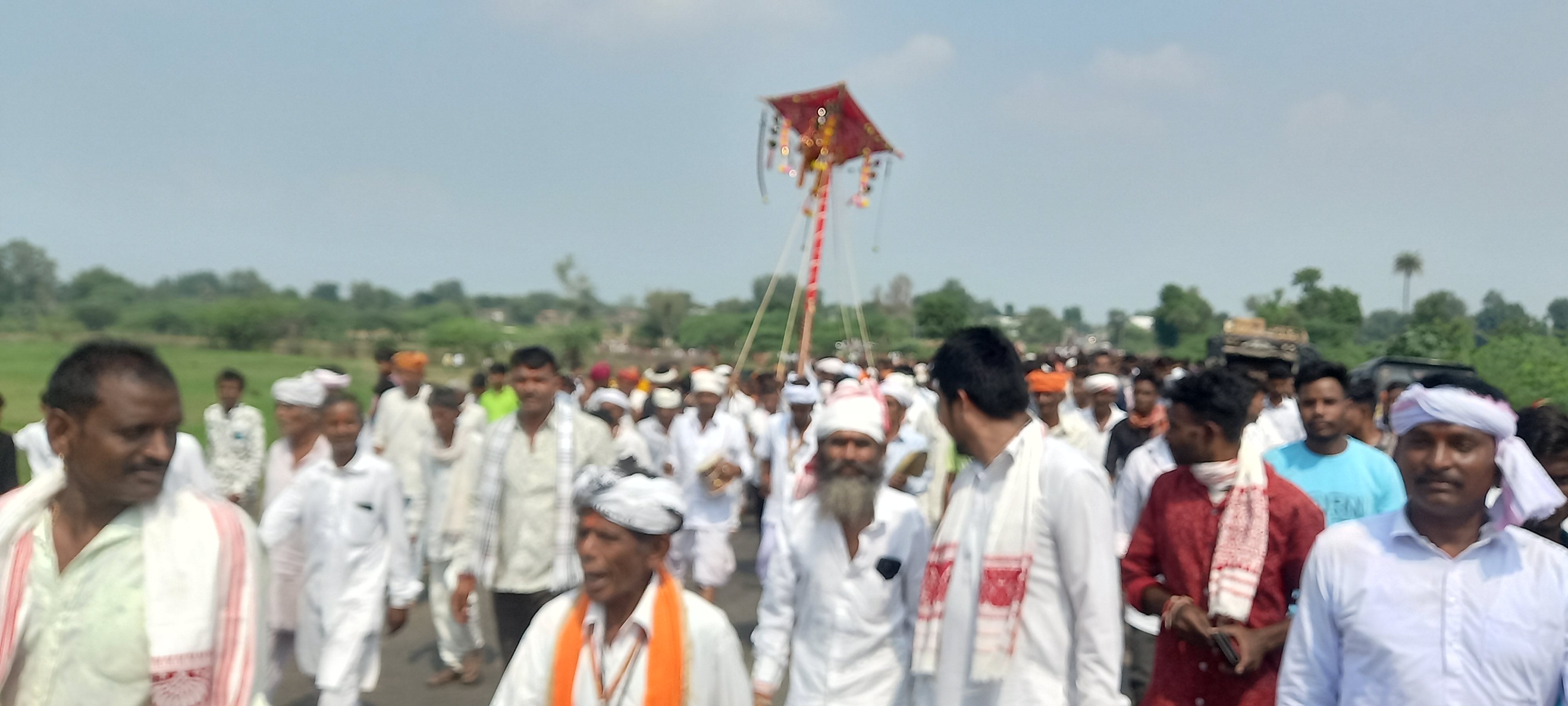 The crowd gathered in the procession, the echoes of Jaikara voices