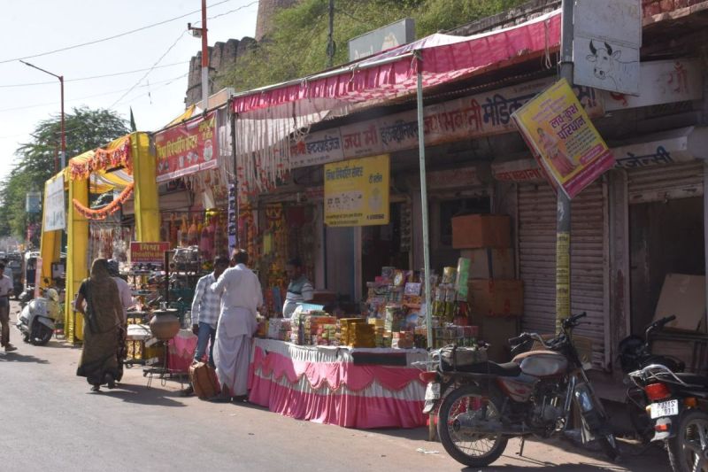 नियम विरुद्ध दुकान के बाहर पटाखे बेच रहे