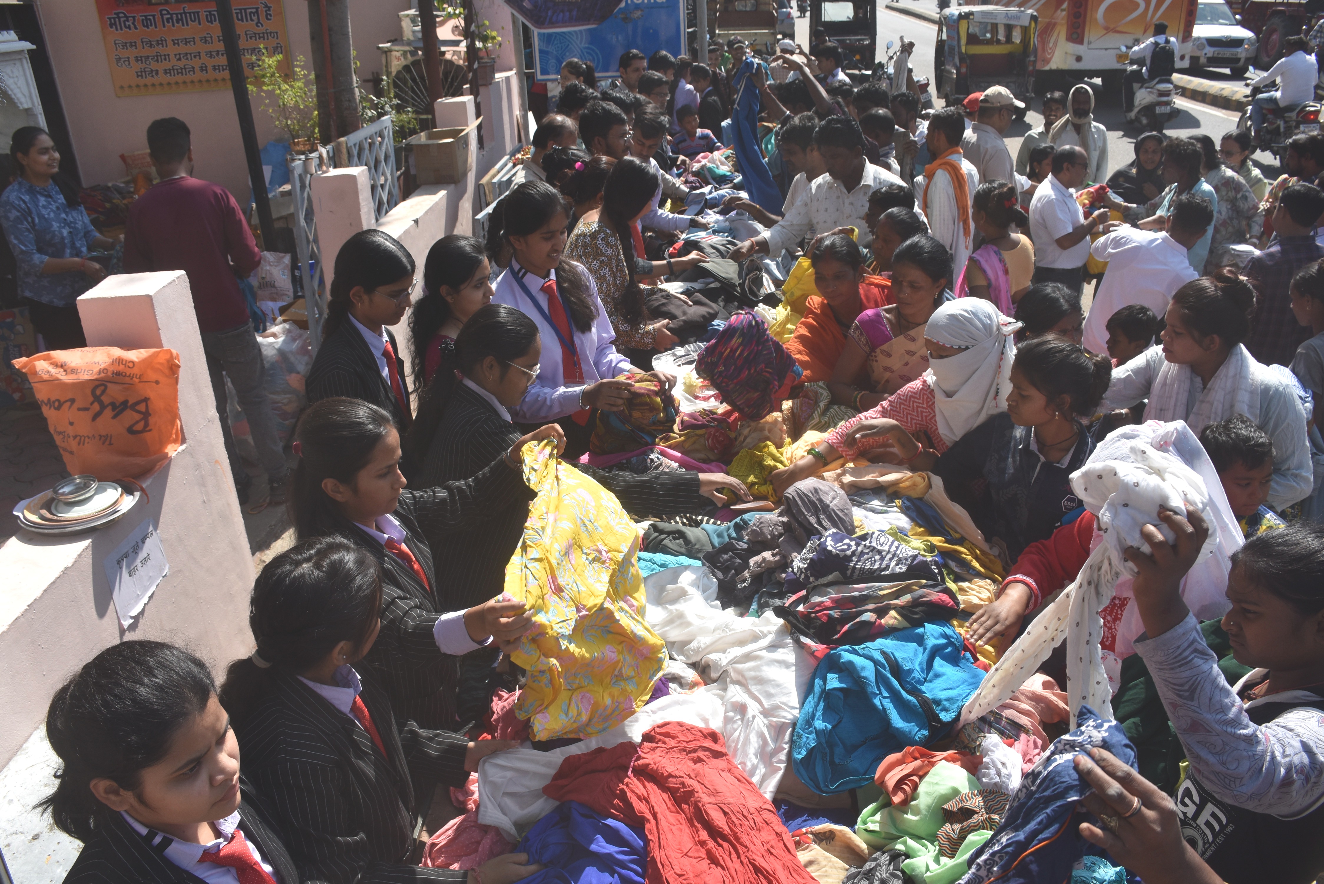 कंबल, साडिय़ां, सलवार सूट, गमछे, जूते-चप्पल, शर्ट-पैंट, कोट-पेंट, बच्चों के खिलौने, बर्तन, दीया-बात्ती और मिठाई का वितरण