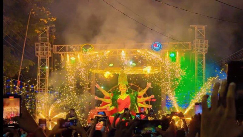 Grand welcome of Maa Durga with lighting and fireworks on the lines of Mumbai