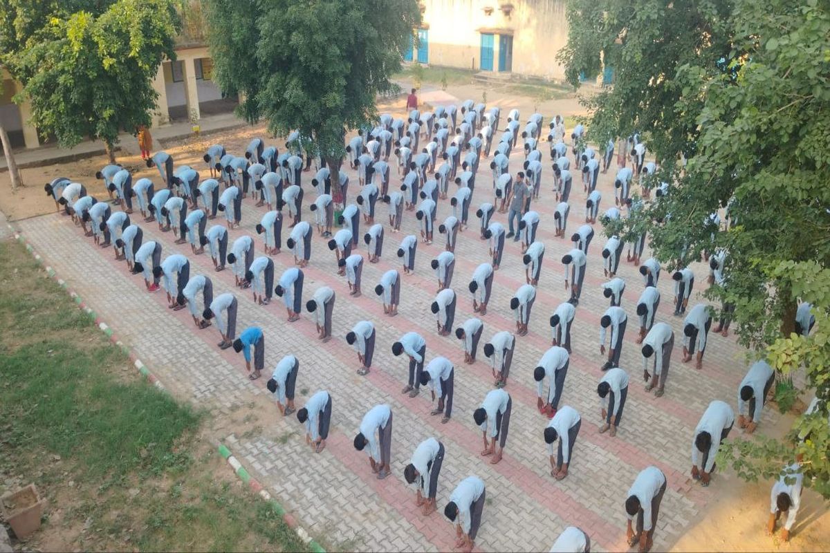 VIDEO: मानसिक और शारीरिक स्वास्थ्य के लिए प्रार्थना सभा में सूर्य नमस्कार को किया शामिल