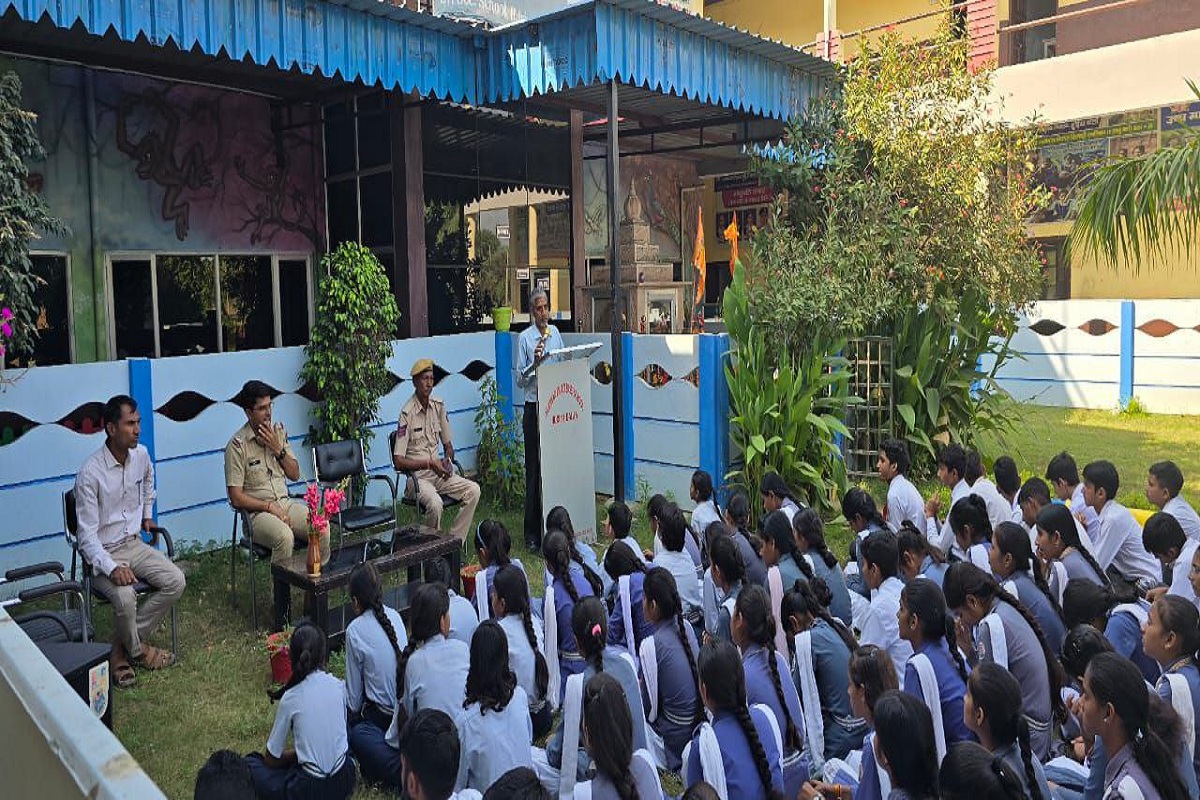 पुलिस के जागरूकता अभियान की हो रही सराहना, विद्यार्थियों को दी जा रही महत्वपूर्ण
कानूनी जानकारी