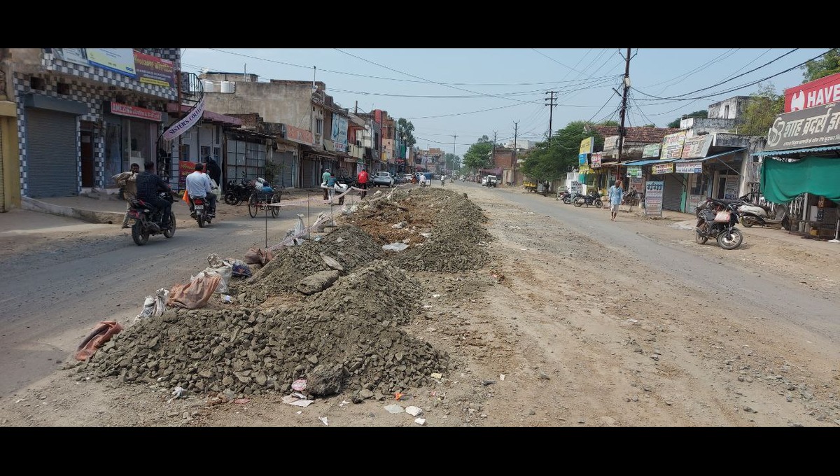 नहीं बनेगा ओवर ब्रिज? प्रशासन ने निर्माण स्थल से हटवाई सामग्री, सड़क की मुक्त