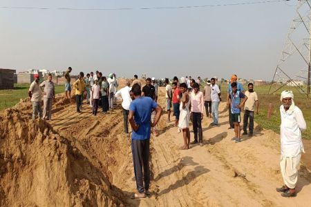 पुलिया निर्माण पर बिफरे किसान, बोले-कैसे करेंगे खेती Farmers upset over culvert construction, asked - how will they do farming