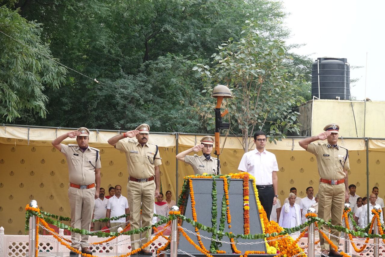 पुलिस शहीद दिवस पर श्रद्धांजलि, चढ़ाए पुष्पचक्र, मौन रखकर याद किया जवानों का
बलिदान