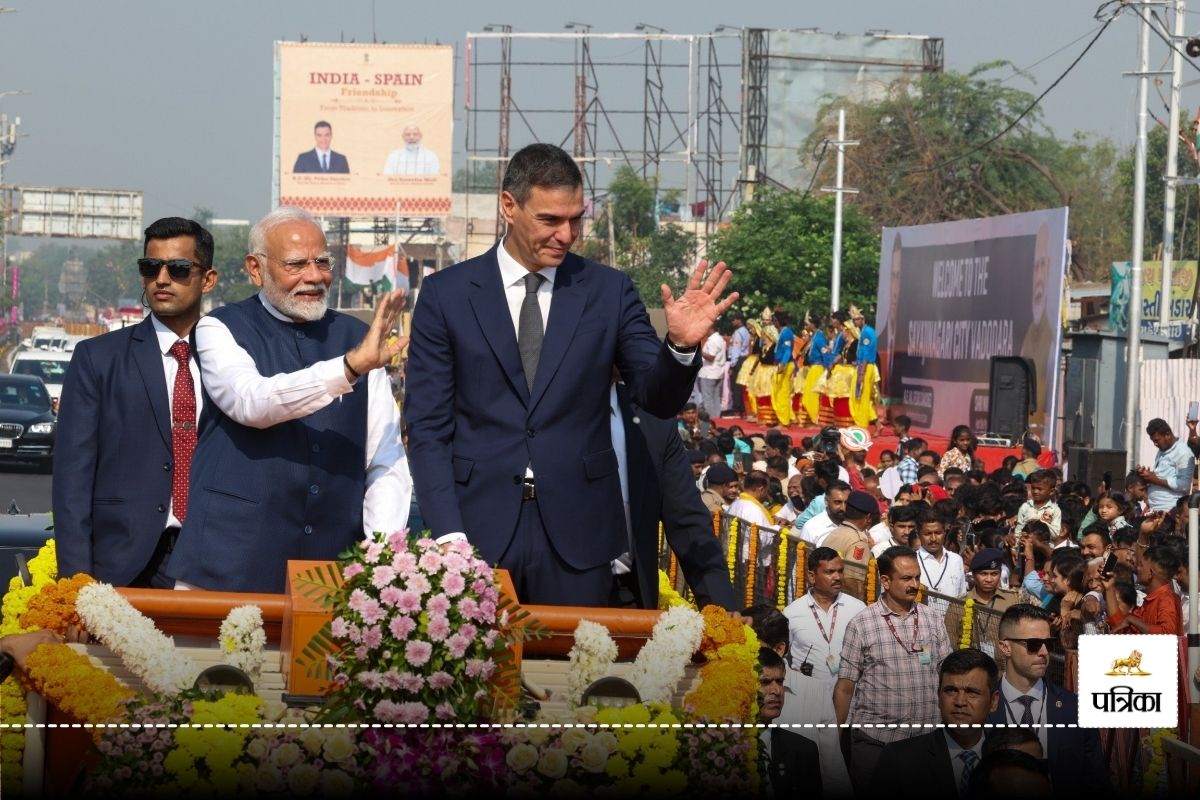 दिव्यांग छात्रा के लिए PM Modi ने बीच में रोका रोड शो, पेंटिंग देख हुए गदगद