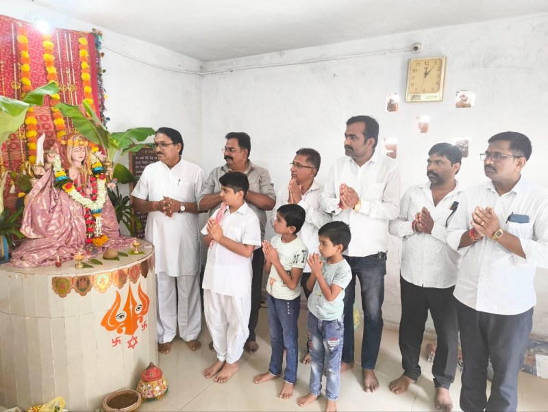 हुब्बल्ली के पास बुदरसिंगी गांव स्थित दुर्गा माता मंदिर में नवरात्रि पूजा महोत्सव में शामिल भक्तगण।