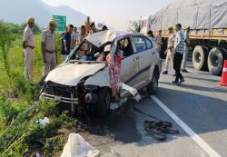 Sirohi Accident: हाईवे पर टायर फटने से नाले में गिरी कार, मां-बेटी सहित एक ही
परिवार के 5 लोगों की मौत - image