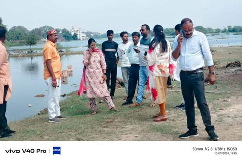 निरीक्षण करने पहुंचे अधिकारी।