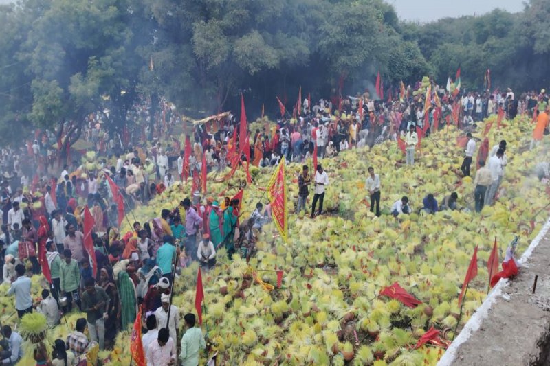 बगाज माता मंदिर विसर्जन करने पहुंचे जवारे।