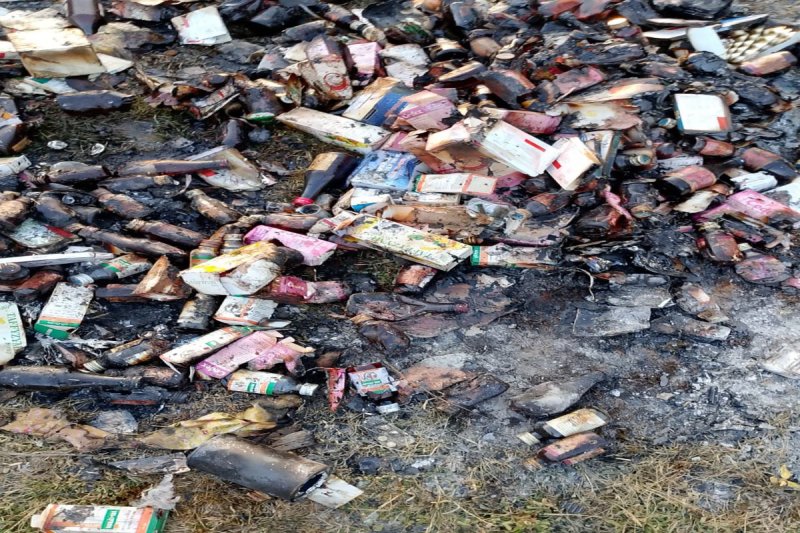 लखौरा रोड पर जलाई गई दवाएं