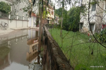 इंद्रपुरी कॉलोनी की सडक़ और जिला अस्पताल की दीवार।