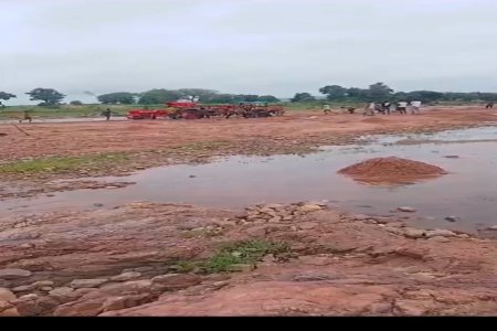 रेत खदानों से उठाई जा रही रेत।
