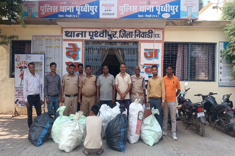 पुलिस गिरफ्त में अवैध विस्फ ोटक सामग्री सहित आरोपी