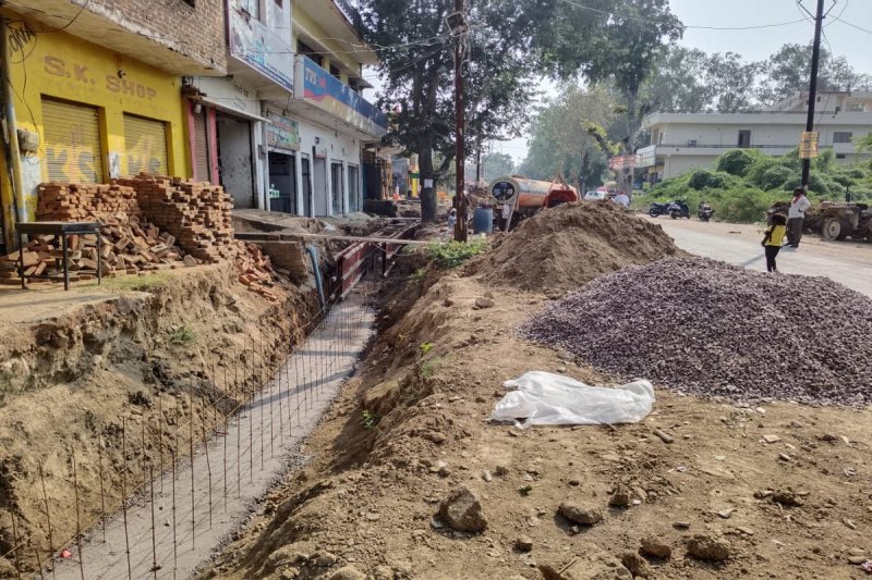 नगर का नाली निर्माण कार्य।