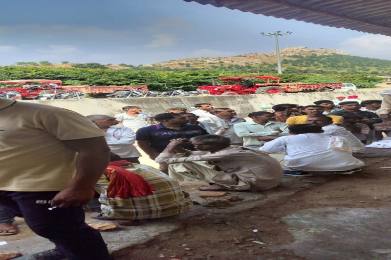 खाद के लिए किसानों की लगी लाइन