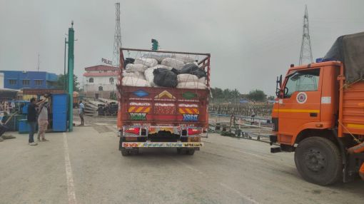 चक्रवात दाना तेजी से बढ़ रहा है। इसके रात 2 बजे 120 किमी की रफ्तार से ओडिशा के तट से टकराने की संभावना है। मौसम विभाग के ताजा अपडेट के मुताबिक यह पाराद्वीप से मात्र 90 किमी दूर स्थित है। चक्रवात दाना के कोलकाता सहित पश्चिम बंगाल के विभिन्न जिलों में कहर बरपाने की आशंका के बीच मुख्यमंत्री ममता बनर्जी ने गुरुवार रात को राज्य सचिवालय नवान्न में ठहरने की घोषणा की। मुख्यमंत्री ने कहा कि चक्रवात दाना रात को राज्य के सागर इलाकों में प्रवेश करेगा।