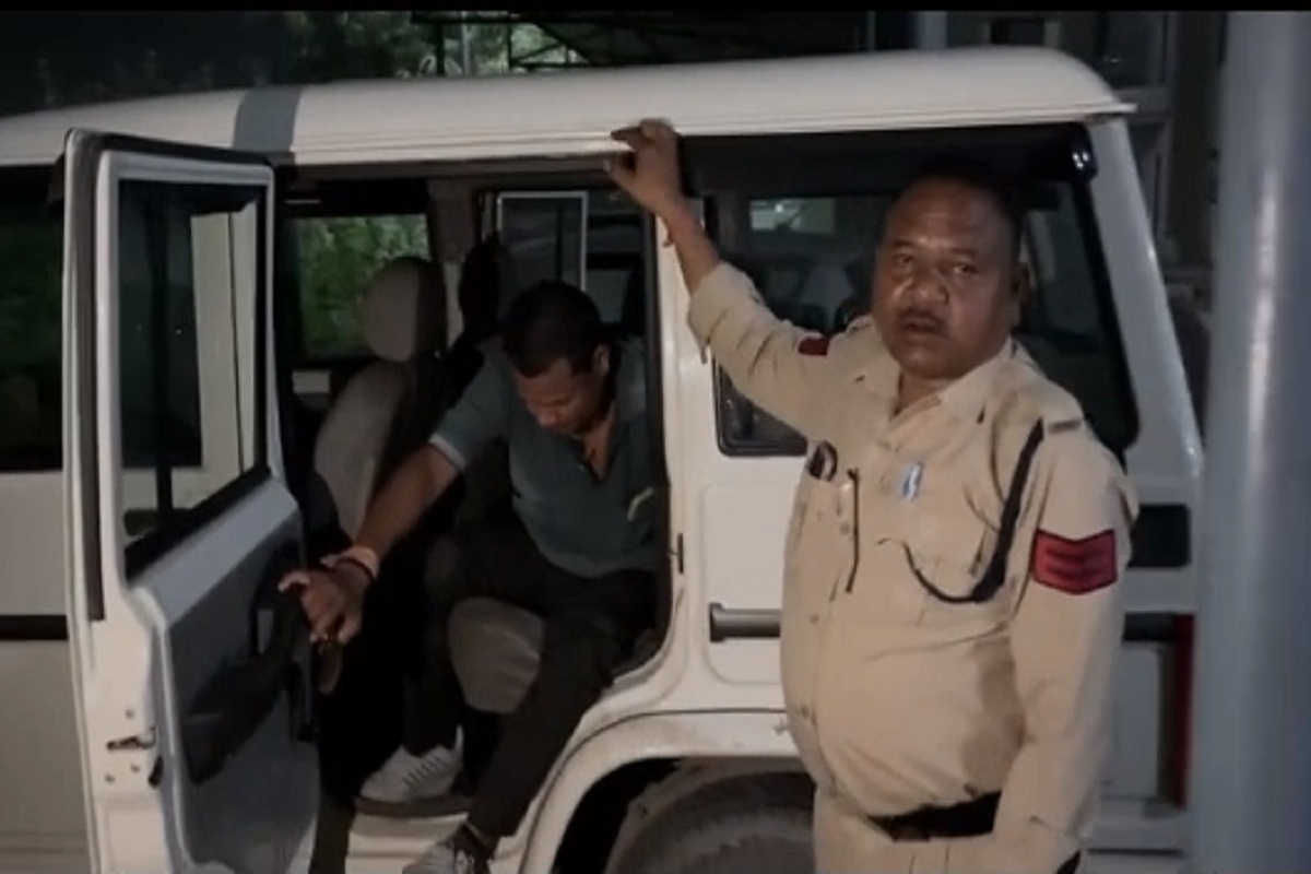 CG Police: वर्दी में लड़खड़ाते दिखें आरक्षक और वाहन चालक, घटना को लोगों ने कैमरे में किया कैद, देखे Video…