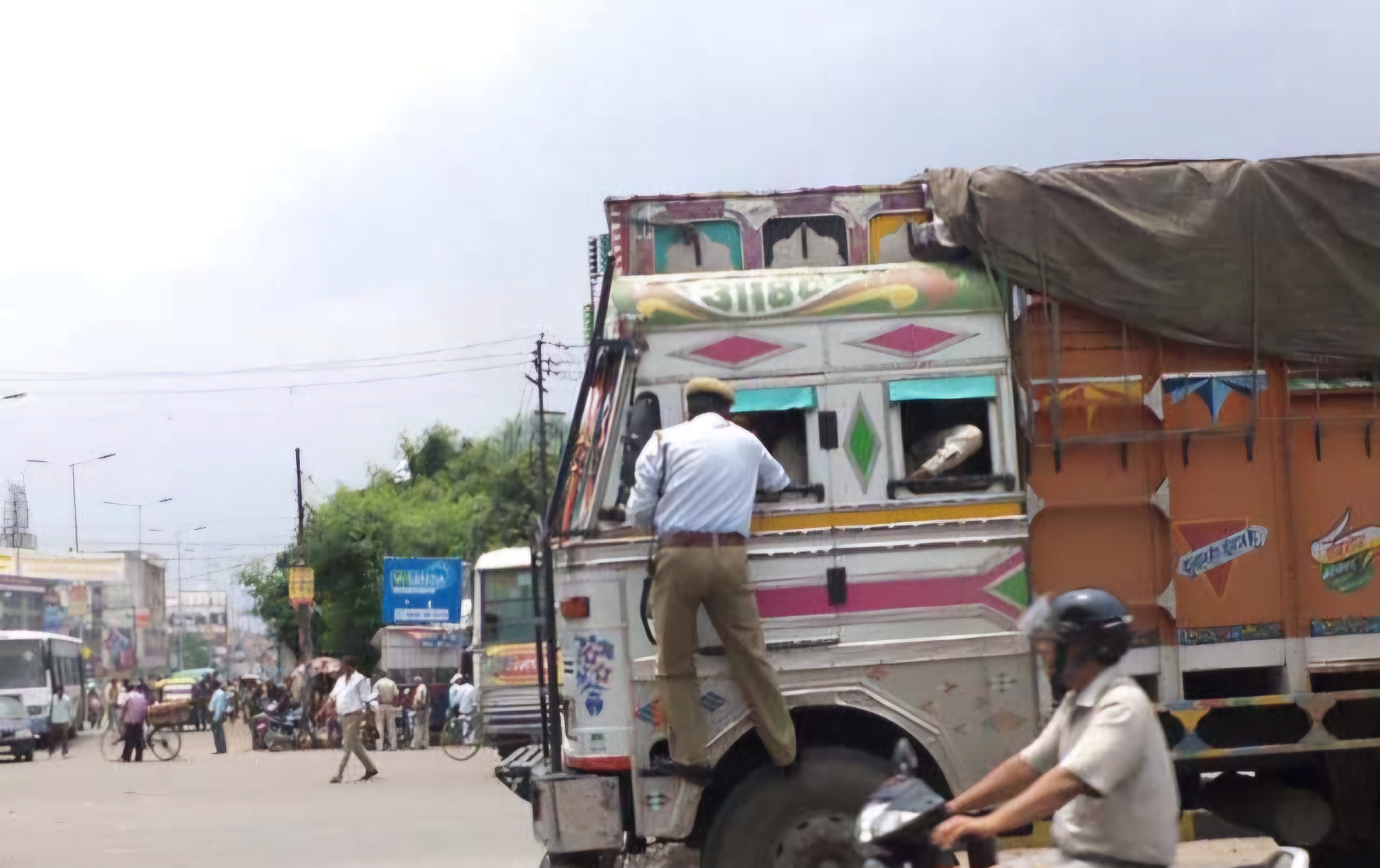 Large-Scale Extortion Uncovered on Kaushambi Highway, Several Officials
Suspected