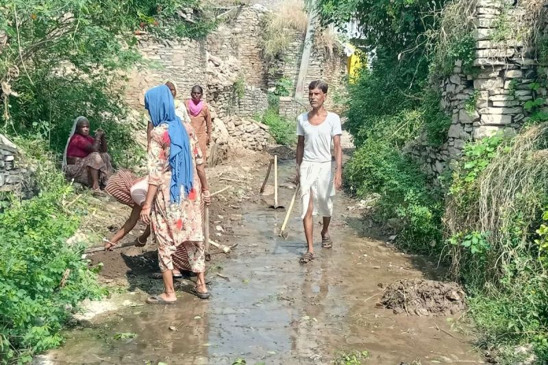 नहीं की सुनवाई तो ग्रामीण खुद सफाई में जुट गए