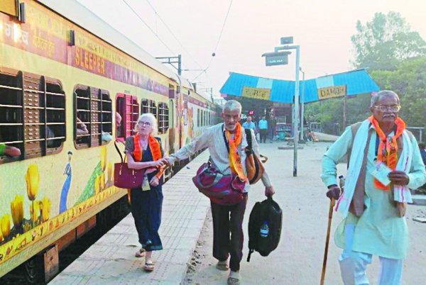 तीर्थ दर्शन: स्टेशन पर गड़बड़ाई व्यवस्था, चलती ट्रेन में बैठे वृद्ध,