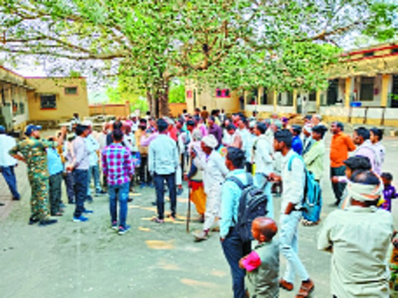 जतारा. शिविर में अपनी समस्या हल कराने पहुंच रहे लोग।