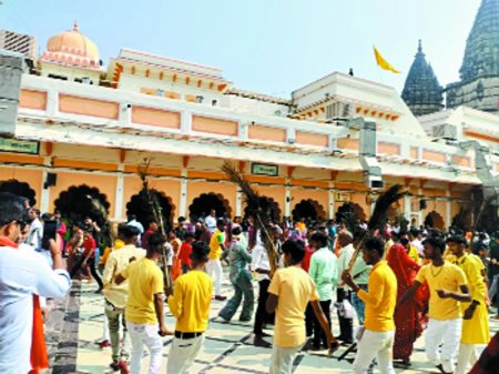 ओरछा. श्रीरामराजा मंदिर परिसर में नृत्य करते लोग।