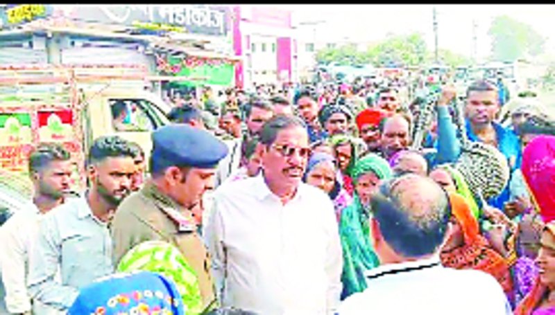 जाम खुलवाने पहुंचे टीआई और एसडीएम।